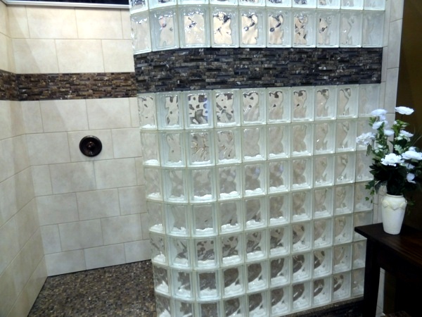 Small bathroom tile - bright tiles make your bathroom appear larger Small bathroom tile - bright tiles make your bathroom appear larger