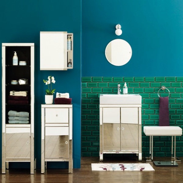 Dark spots on the mirror in the bathroom and how to avoid them