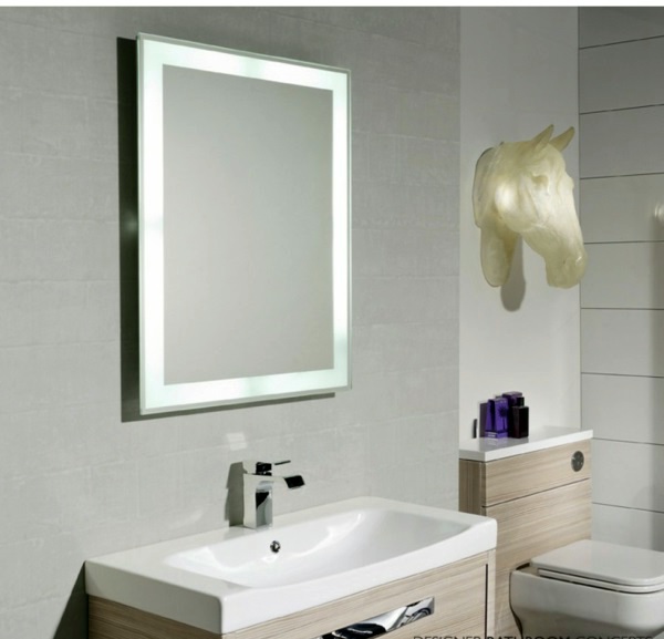 Dark spots on the mirror in the bathroom and how to avoid them