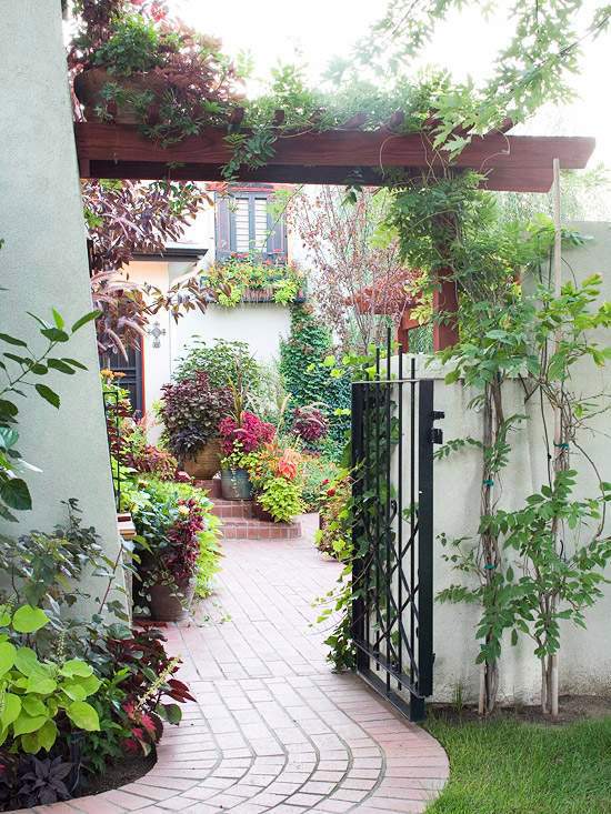 Garden fence – practical and aesthetic applications | Interior Design