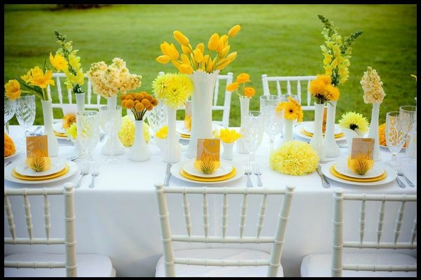 Yellow Mood table decoration in green and yellow colors for a festive mood Yellow Mood table decoration in green and yellow colors for a festive mood