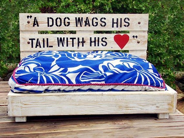 Make great dog beds from Euro pallets themselves - dog beds made of wood