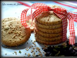 Biscuits with sesame seeds and seaweed