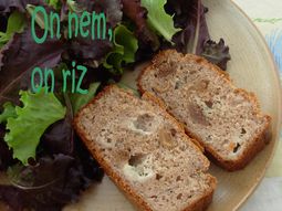 Cake made with chestnut flour, figs and Roquefort