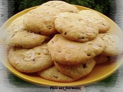 Cookies with raisins and almonds