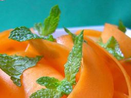 Curls of carrots with mint and curry