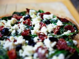 Green dried tomatoes and feta pizza