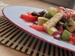 Mexican salad with tempeh