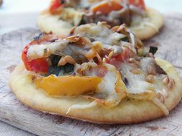 Mini-pizza with grilled vegetables and pistachio pesto