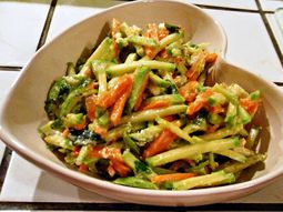 Zucchini salad with goat cheese