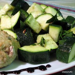 Baked zucchini vinaigrette with parsley and pine nuts