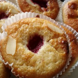 Based raspberries and almonds