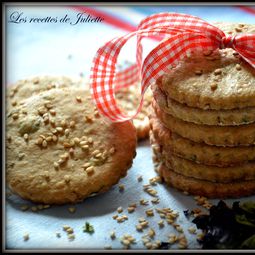 Biscuits with sesame seeds and seaweed