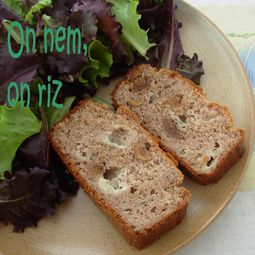 Cake made with chestnut flour, figs and Roquefort