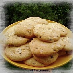Cookies with raisins and almonds
