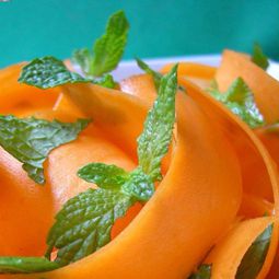 Curls of carrots with mint and curry