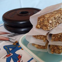 Energy bars with cereal and a banana (vegan)