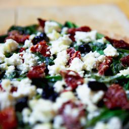 Green dried tomatoes and feta pizza