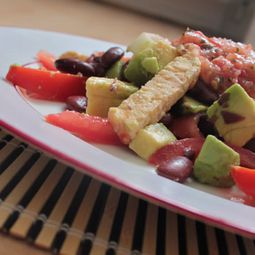 Mexican salad with tempeh