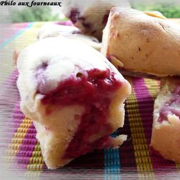 Mini cake with raspberries and roses