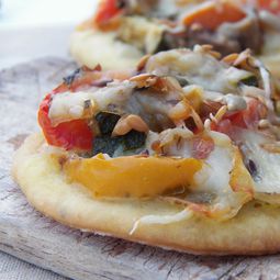 Mini-pizza with grilled vegetables and pistachio pesto
