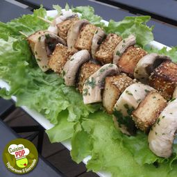Tofu skewers with sesame seeds and mushrooms