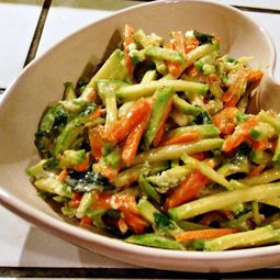 Zucchini salad with goat cheese
