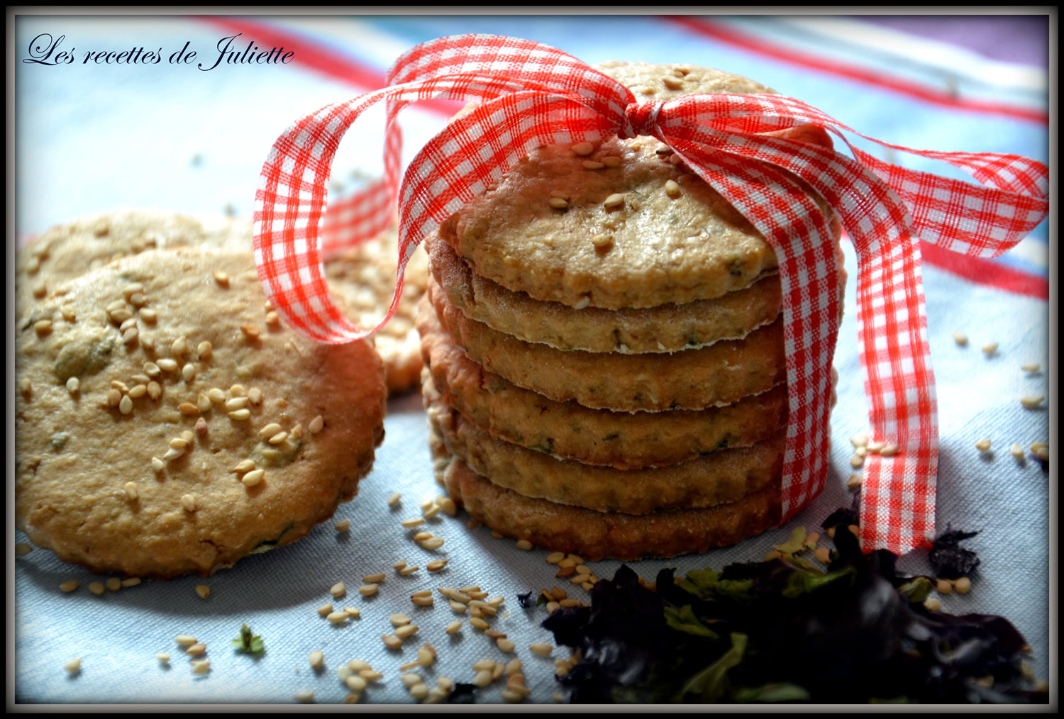 Biscuits with sesame seeds and seaweed