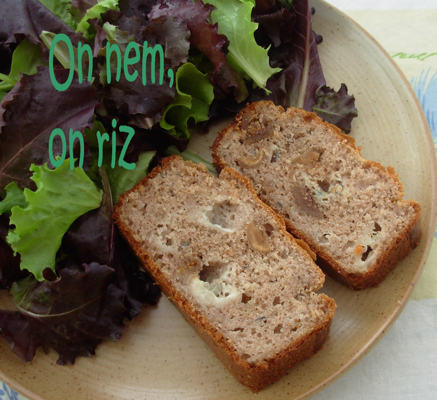 Cake made with chestnut flour, figs and Roquefort