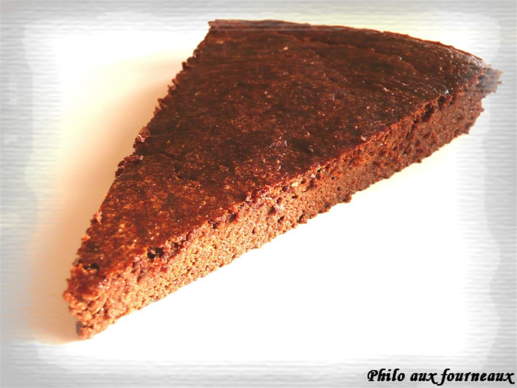 Chocolate cake and cinnamon