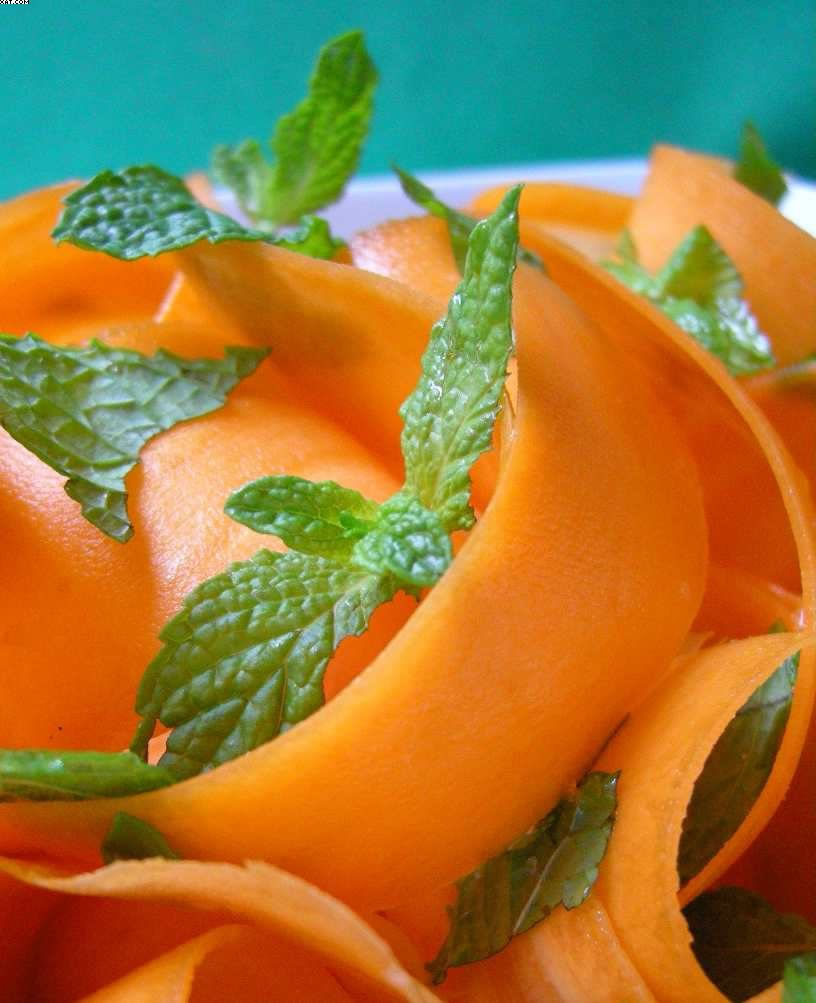 Curls of carrots with mint and curry