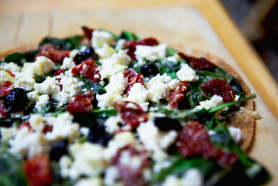 Green dried tomatoes and feta pizza