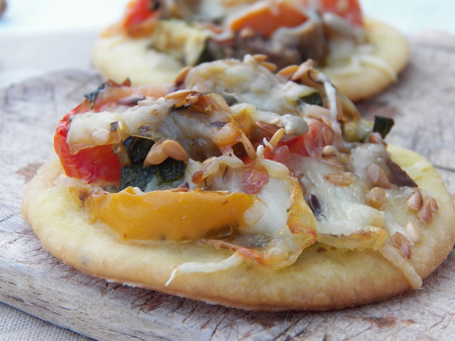 Mini-pizza with grilled vegetables and pistachio pesto
