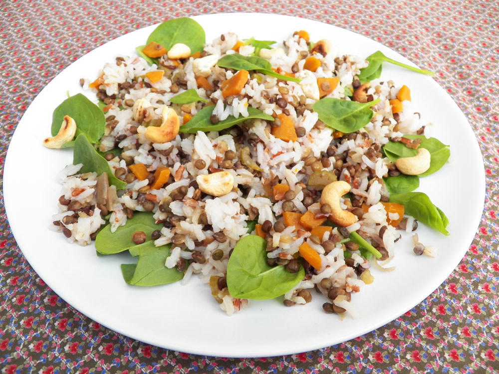 Salad of rice, lentils, spinach, cashews