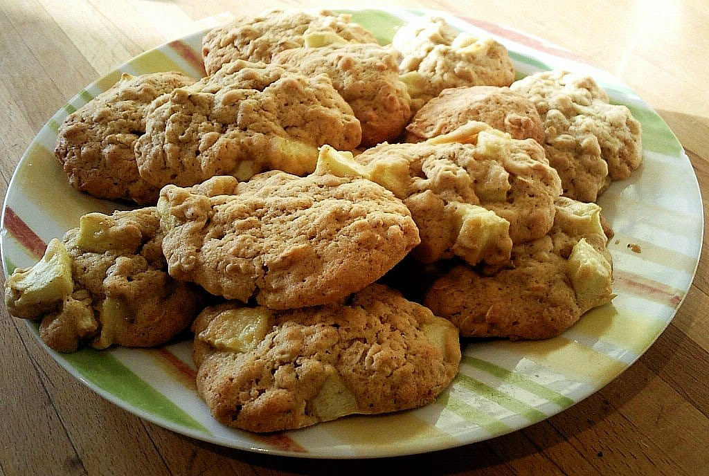 Soft-crisp apple and oatmeal