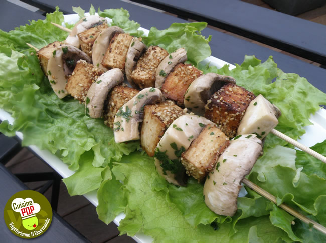 Tofu skewers with sesame seeds and mushrooms