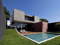 A house in Sao Paolo, Brazil presents volumetric structure