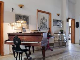 Art adorns the house – a 150 year old building in new splendor