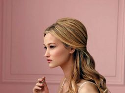 Bridal hairstyle half open – come on in style under the hood!