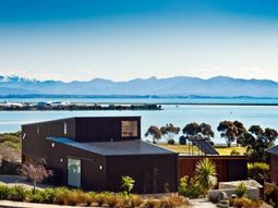 Comfortable interior design and picturesque scenery – the Nelson House in New Zealand