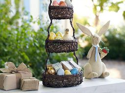 Cool Easter decoration ideas with Easter bunny and colorful Easter eggs