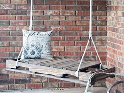 Cool wooden garden swing from pallets