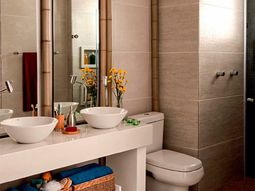 Dark spots on the mirror in the bathroom and how to avoid them