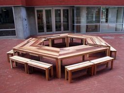 Dining table with bench in Euro pallets – practical dining table for outdoor use