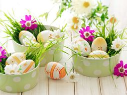 Easter decoration ideas with brightly painted and splendidly decorated Easter eggs