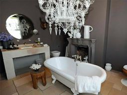 Freestanding bathtubs in Victorian style