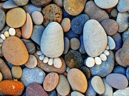 Garden decorations – stone feet are great Sommerdeko