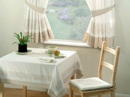 Kitchen curtains serve as sun protection and jazz up your kitchen and dining area on