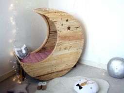 Moon cot from Euro pallets