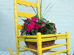 Old chairs in the garden with a new function – attractive planters